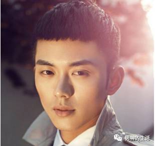 男生头发两边太炸怎么办,男生发型两边太炸怎么办