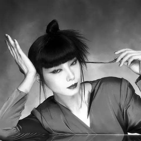 日本首席模特儿，霸占YSL走秀，是设计师眼中的“东洋美魔女”