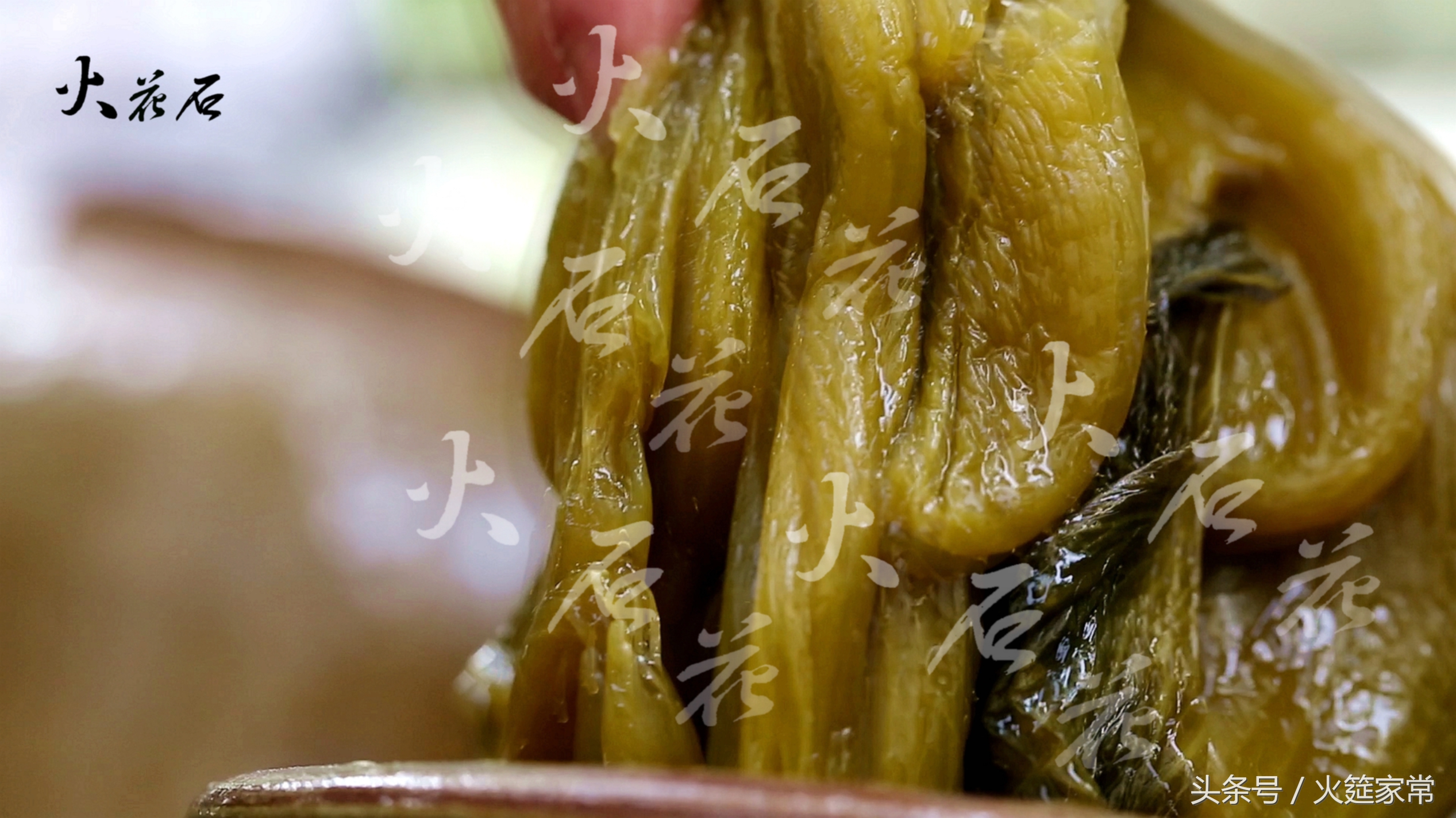 泡青菜做酸菜鱼味道美滋滋的,酸菜鱼好吃的关键在于这个辣椒水