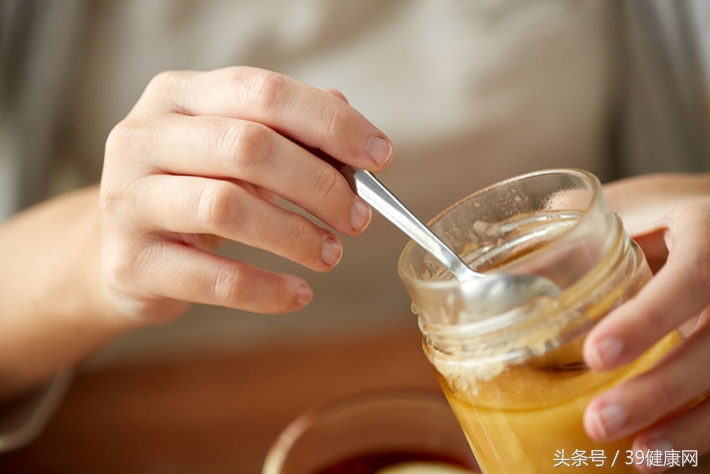 怎么分辨真假蜂蜜教你4招,三分钟教你如何辨别真假蜂蜜