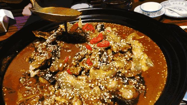 靠着这道菜这家店火了二十年,这个店只专注做一道菜却火了5年