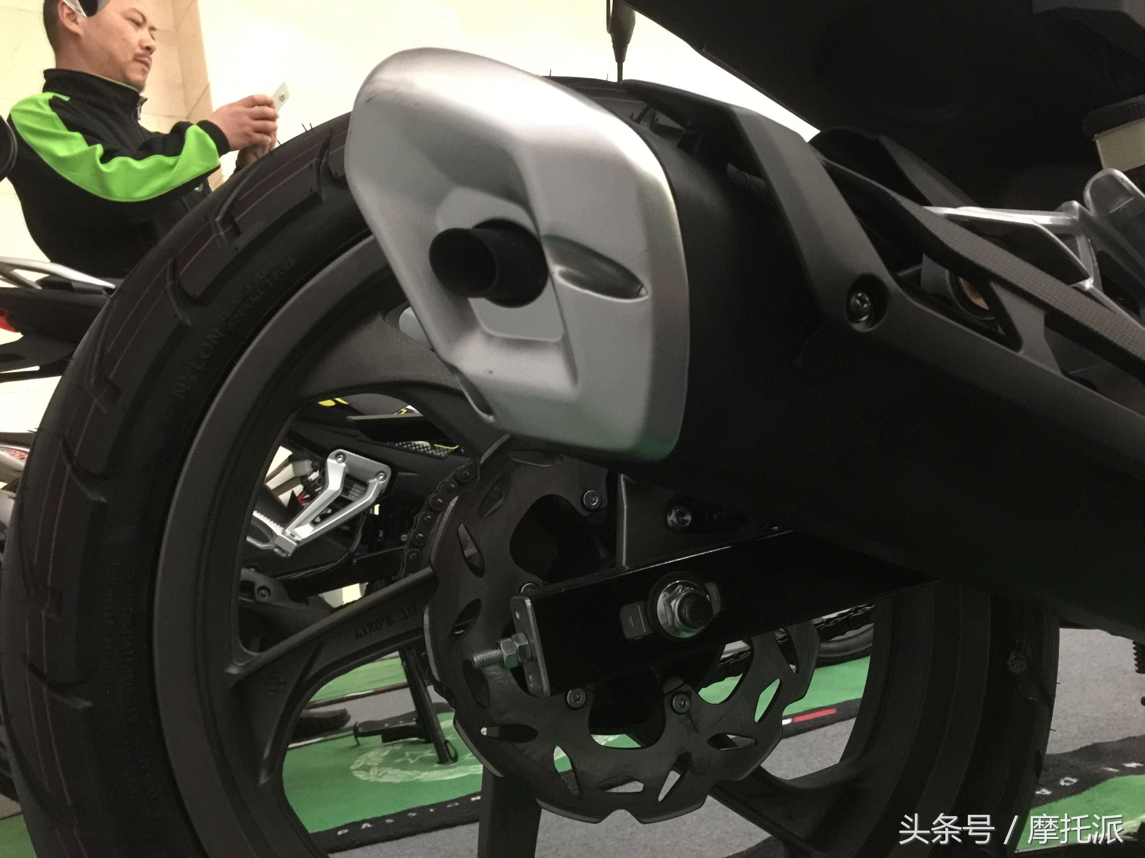 抢先曝光,首款国产万元级弯梁车面市,价格8980元