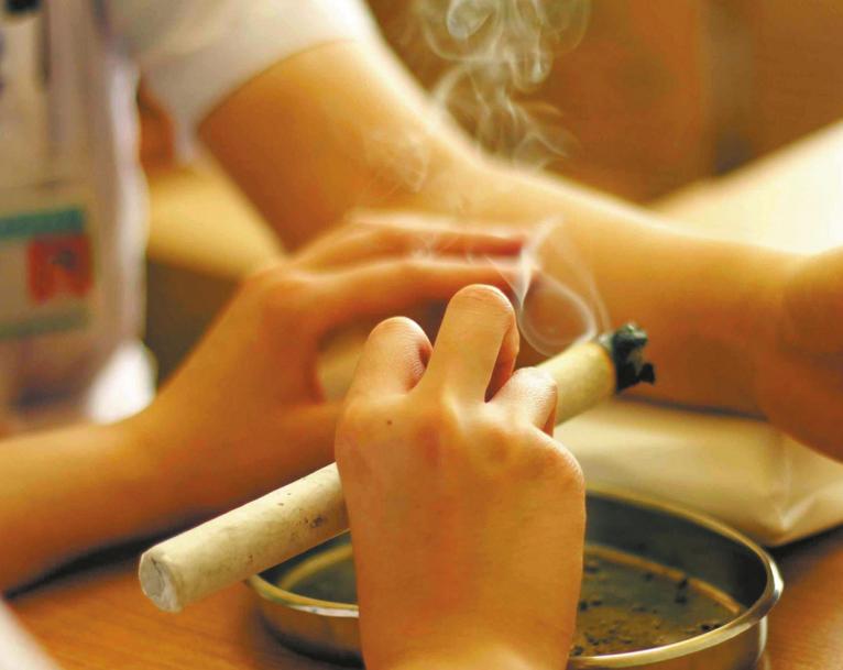 艾灸过敏发红发痒涂烫伤膏管用吗,艾灸肚脐每次都皮肤过敏怎么办