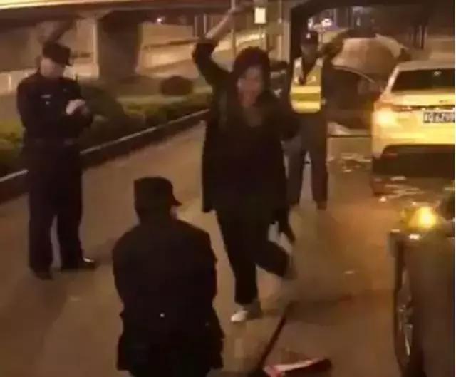 自称美国公民！酒驾女司机疯狂踢裆*警袭**！已刑拘！