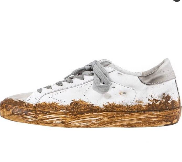 为了让所有人能低头看你的鞋,这个牌子直接把屎糊到了鞋上