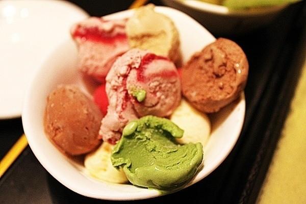 我假装看不见下一句是什么,我假装看不见英文