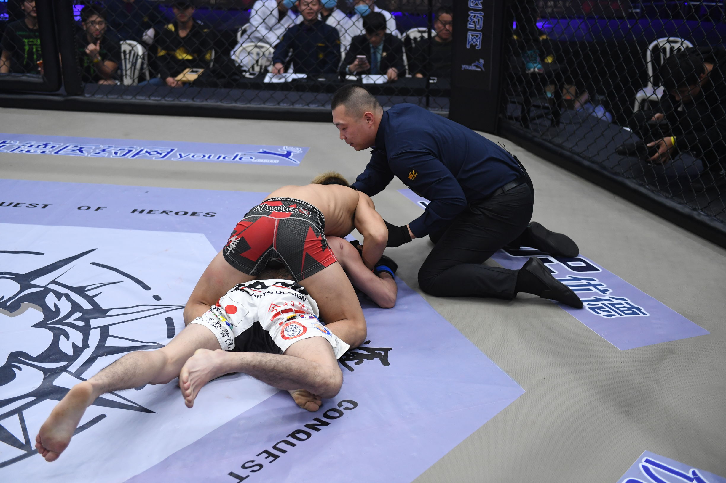 要不要这么狠，疯子杨森居然把日本选手打毁容了！