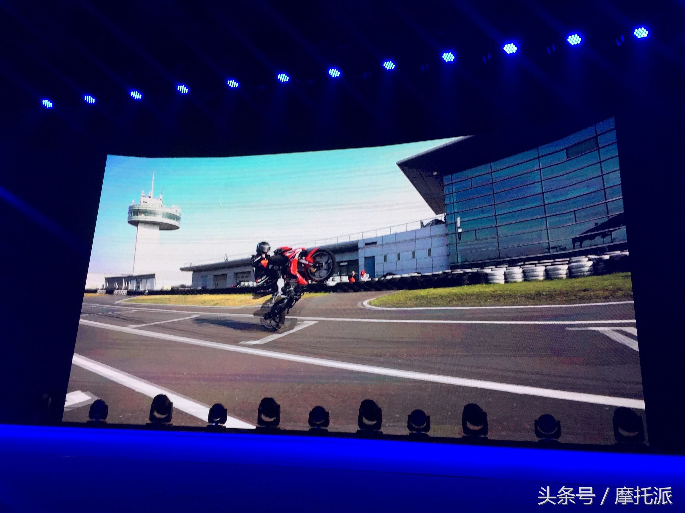 抢先曝光,首款国产万元级弯梁车面市,价格8980元