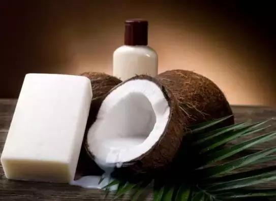 椰果饮料里面的椰果怎么来的,椰果嚼不烂是塑料吗