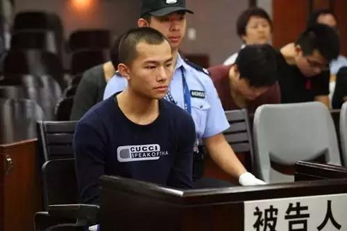 母狗被人殴打不幸胎死腹中,母狗被人毒打