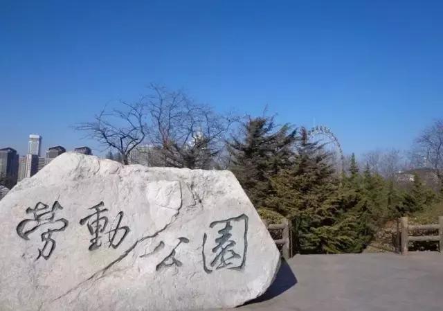 大连劳动公园的大足球有什么奥秘,劳动公园大足球在哪个门