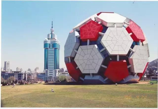 大连劳动公园的大足球有什么奥秘,劳动公园大足球在哪个门