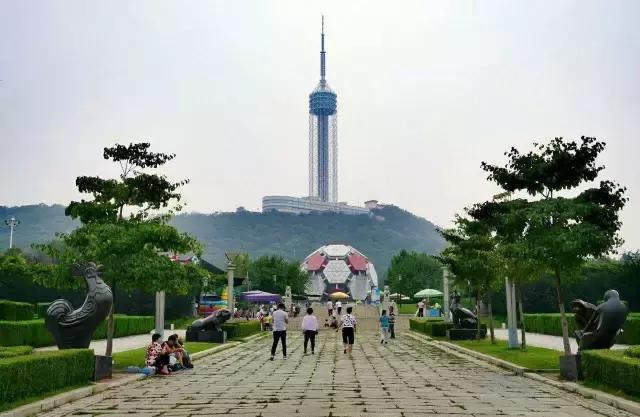 大连劳动公园的大足球有什么奥秘,劳动公园大足球在哪个门