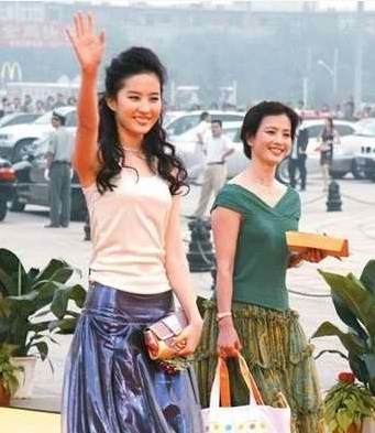范冰冰妈妈霸气、刘诗诗妈妈仙气、杨幂妈妈朴实，星妈各有风姿