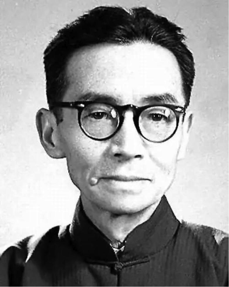 她把自己放得很低很低，把对丈夫和孩子的挚爱举得很高