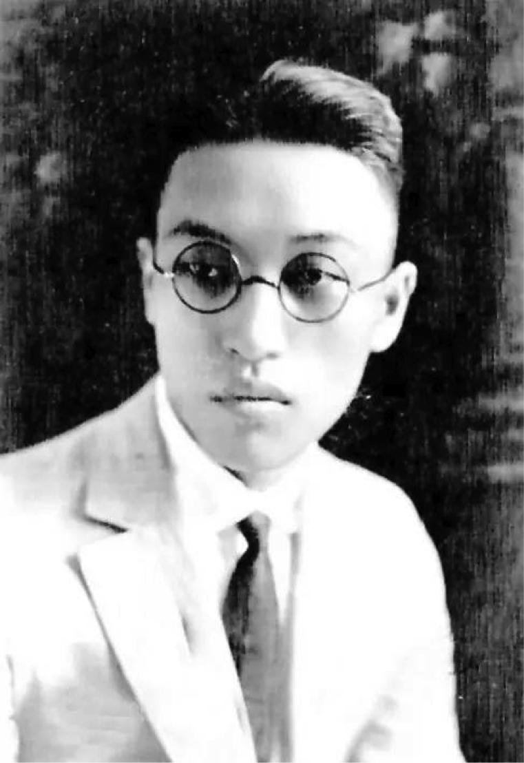 她把自己放得很低很低，把对丈夫和孩子的挚爱举得很高