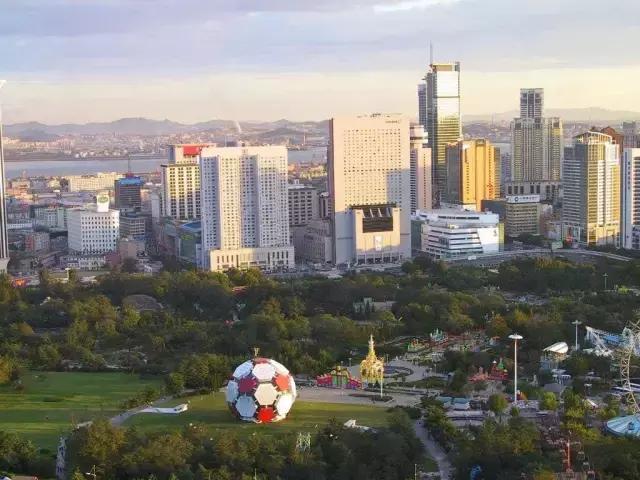 大连劳动公园的大足球有什么奥秘,劳动公园大足球在哪个门