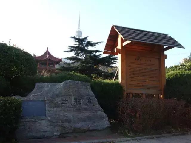 大连劳动公园的大足球有什么奥秘,劳动公园大足球在哪个门