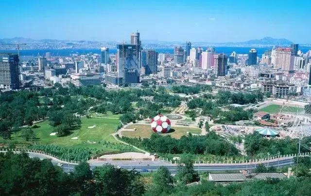 大连劳动公园的大足球有什么奥秘,劳动公园大足球在哪个门