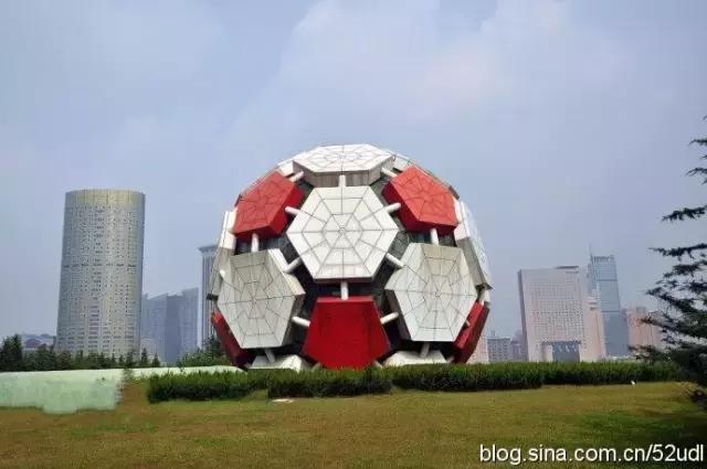 大连劳动公园的大足球有什么奥秘,劳动公园大足球在哪个门