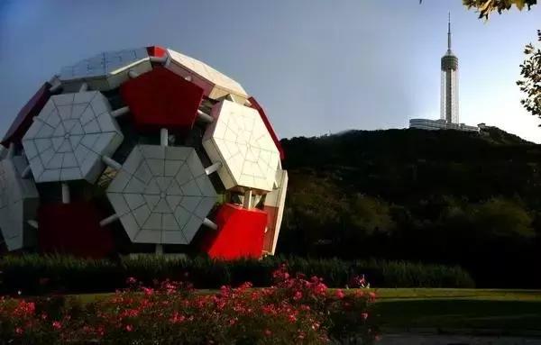 大连劳动公园的大足球有什么奥秘,劳动公园大足球在哪个门