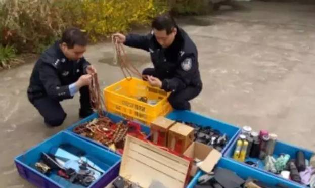 老司机开车要戴安全帽,老司机开车都会带什么