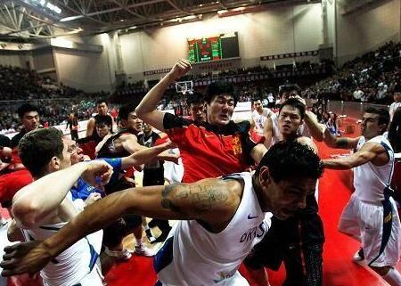 恶习！男篮打架成瘾引青少年效仿，姚明不满：篮球队不是武术队