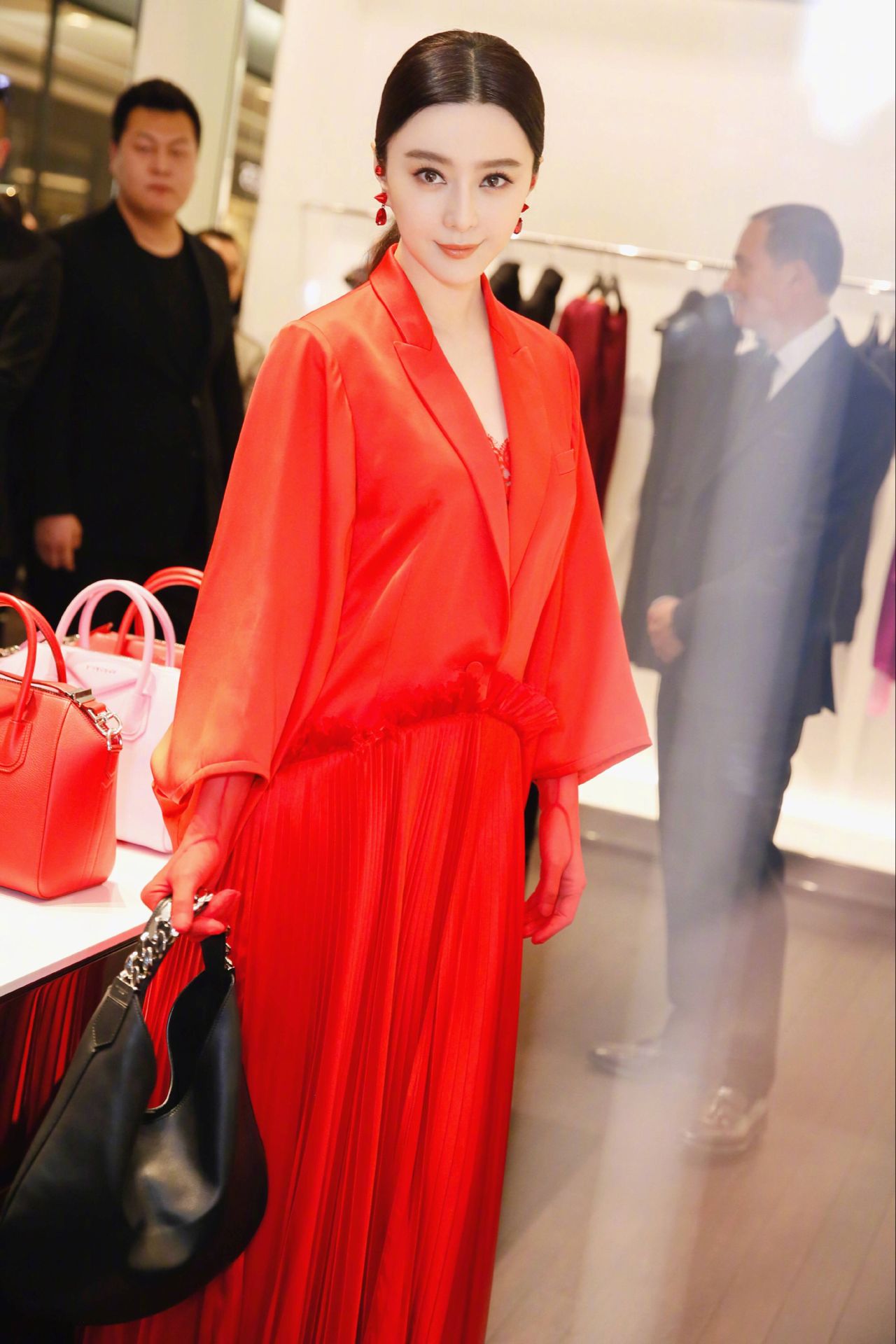 红色真的不好驾驭?那是你不会学范冰冰这样凹,其他颜色都不想穿