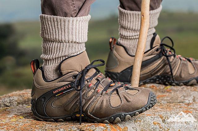 登山鞋发黄怎么处理,运动鞋鞋帮发黄怎么补救