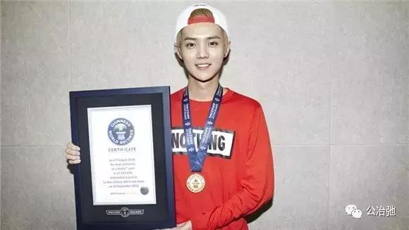 曼联球迷祝鹿晗生日快乐,鹿晗过生日曼联全队送祝福