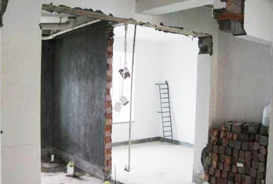 建筑工人看错图纸应负多大责任,承重墙砸了重新砌还能恢复吗