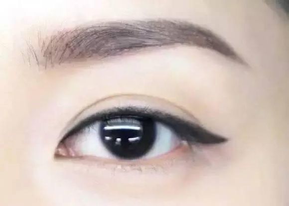 眼线笔画小狗眼线图片教程,褶皱线过长怎么画猫眼眼线