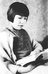 她把自己放得很低很低，把对丈夫和孩子的挚爱举得很高