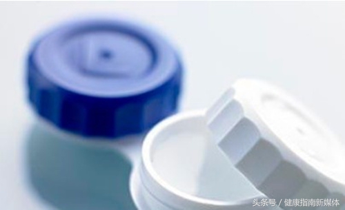 英国妹子用失明的教训告诉你,千万别让隐形眼镜沾上水