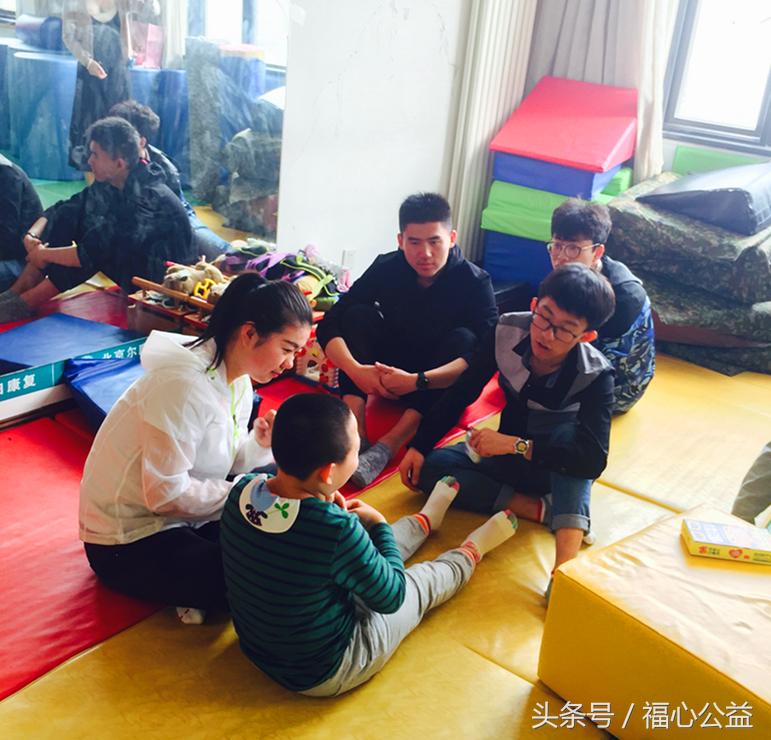 爱心志愿者慰问贫困儿童,志愿者走进养老院温暖关爱老年人