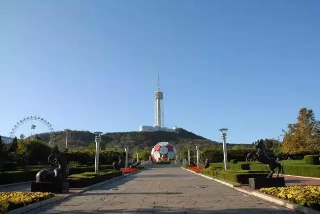 大连劳动公园的大足球有什么奥秘,劳动公园大足球在哪个门