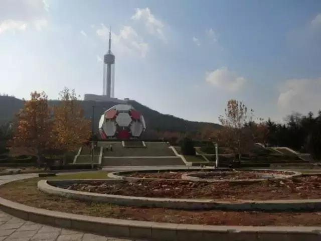 大连劳动公园的大足球有什么奥秘,劳动公园大足球在哪个门