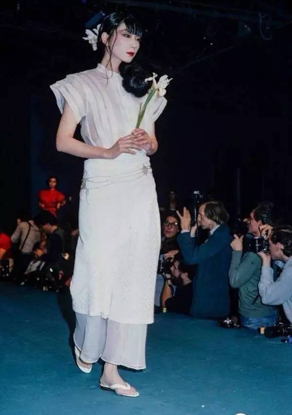 日本首席模特儿，霸占YSL走秀，是设计师眼中的“东洋美魔女”