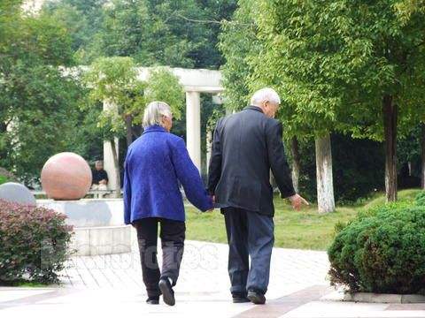 51岁抗击肺癌成功案例,80岁老人肺癌保守治疗案例