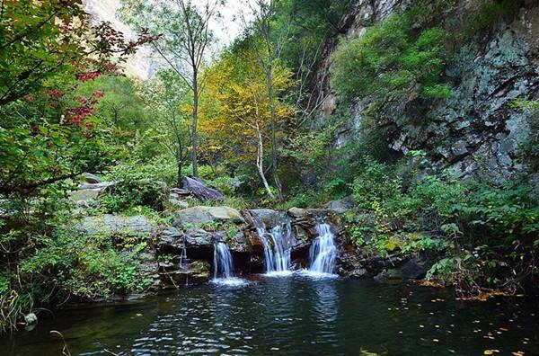 京西“小九寨”，最美双龙峡，带孩子去坐森林小火车
