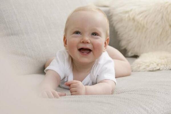 断奶第二天奶涨成硬块要吸出来吗,宝宝断奶妈妈涨奶最严重是第几天