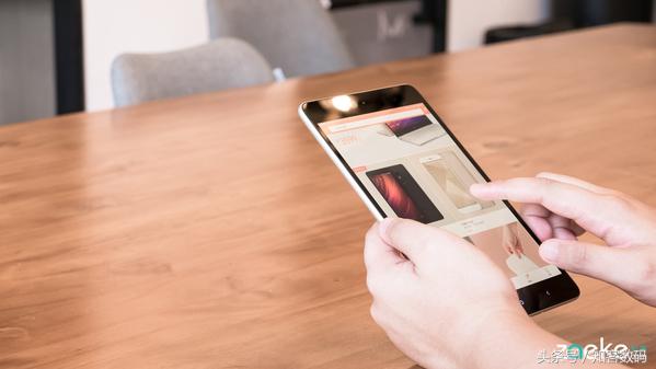 小米3平板测评玩吃鸡,小米平板3魔改后流畅吗