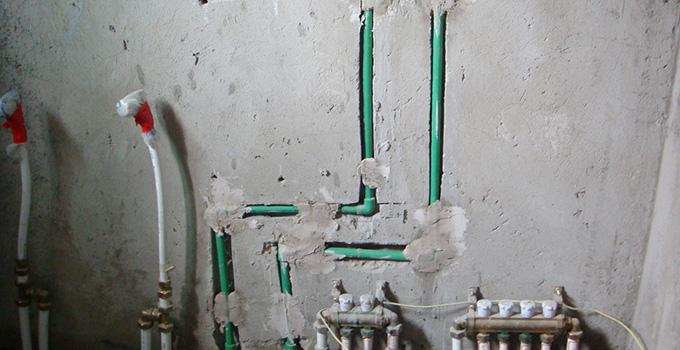 十年家装从业经验分享,家庭装修水管走顶上好还是地面好