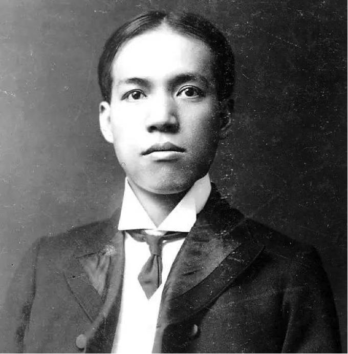 她把自己放得很低很低，把对丈夫和孩子的挚爱举得很高