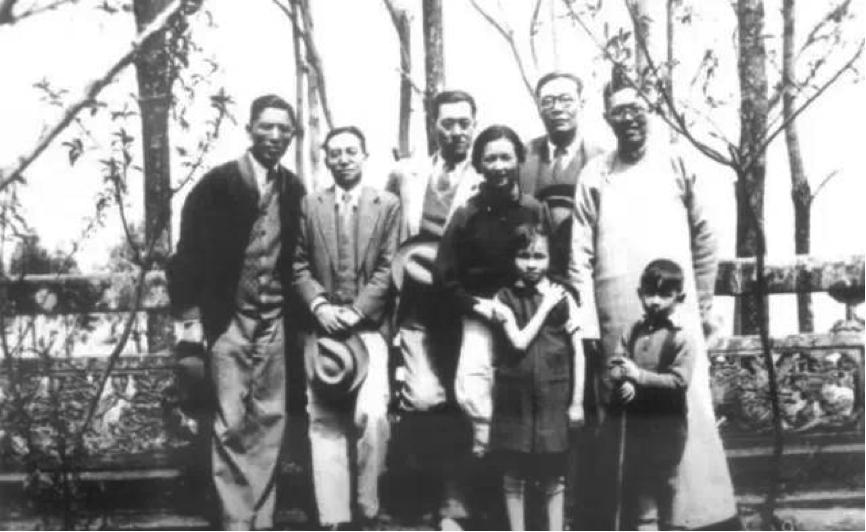 她把自己放得很低很低，把对丈夫和孩子的挚爱举得很高