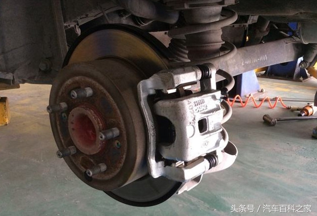 汽车刹车软有几种原因,车子刹车软绵绵的是什么原因