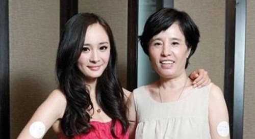 范冰冰妈妈霸气、刘诗诗妈妈仙气、杨幂妈妈朴实，星妈各有风姿