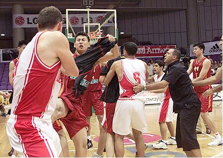 恶习！男篮打架成瘾引青少年效仿，姚明不满：篮球队不是武术队