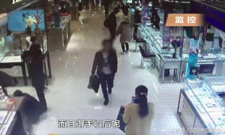 男子偷女子钱包,男子盗窃女友包