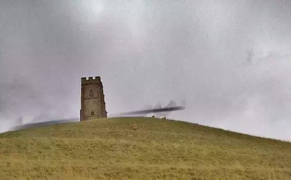 这个闯入过电视剧的UFO颠覆了人类的三观，但真相却简单得可笑